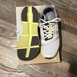 Women’s 10W Cloudgo sneakers, only worn inside a couple of times.